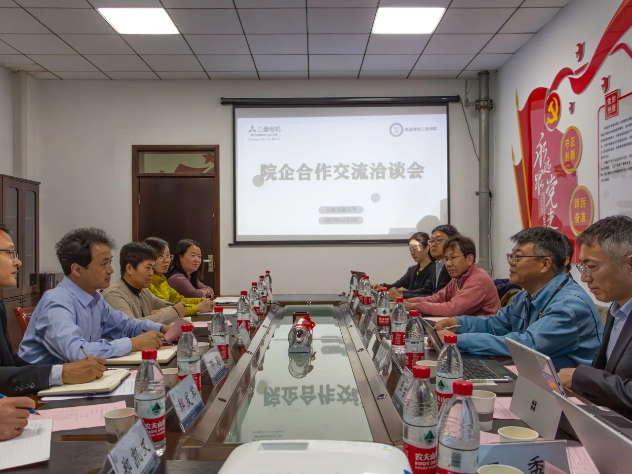 三菱电机大连机器有限公司一行到澳门六合彩开奖现场直播
参观交流